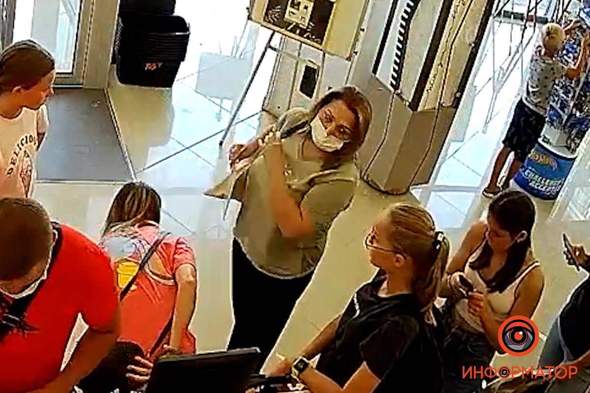 В Днепре в магазине «Акварель» у покупателей за три дня украли 6 мобильных телефонов