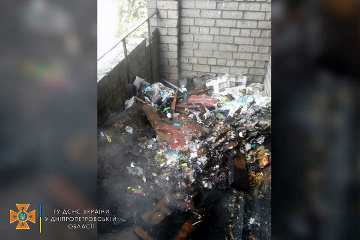 На улице Семафорной горел общий балкон в многоэтажке