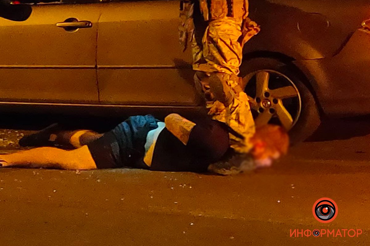 На дороге стоит автомобиль Mazda с выбитыми стеклами