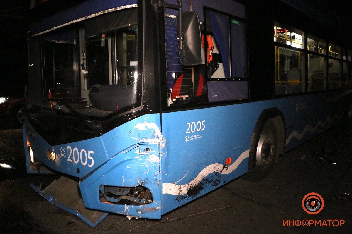 На улице 20-летия Победы столкнулись троллейбус маршрута №6 и Mitsubishi