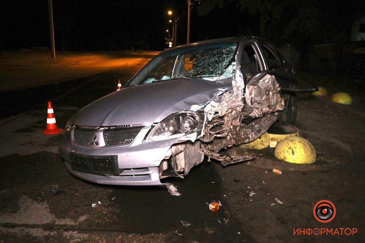 Автомобиль развернуло и отбросило на обочину, также у него вырвало колесо