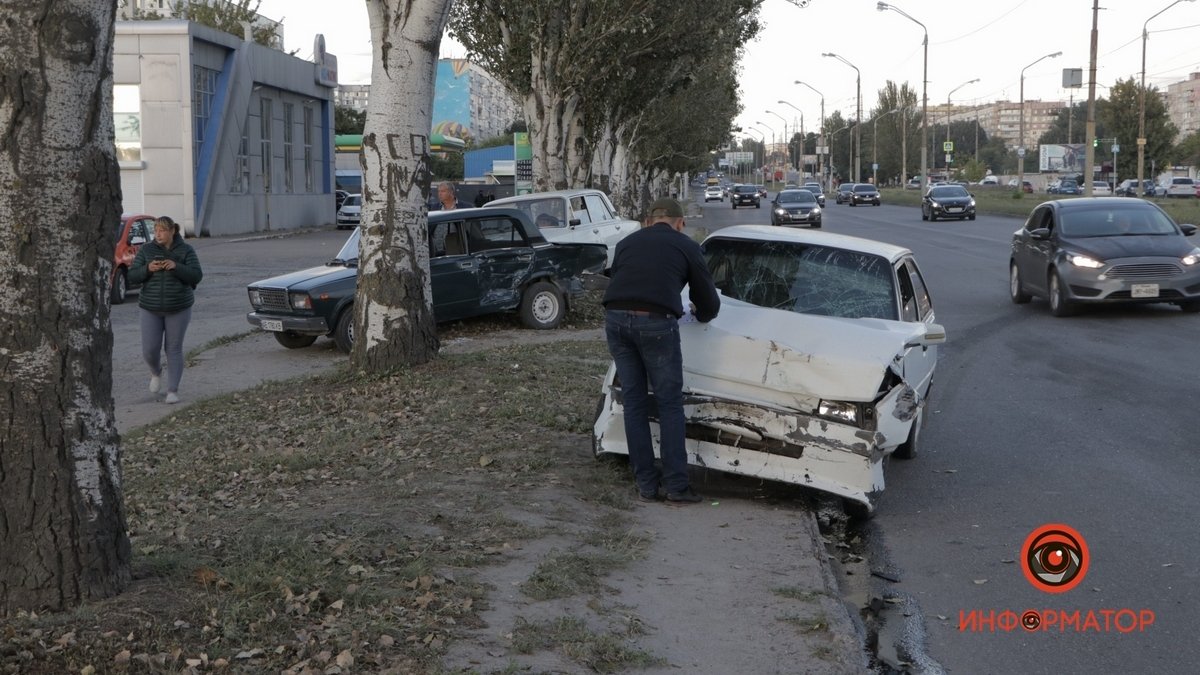 В Днепре на Донецком Шоссе столкнулись ВАЗ и "Таврия": пострадала женщина