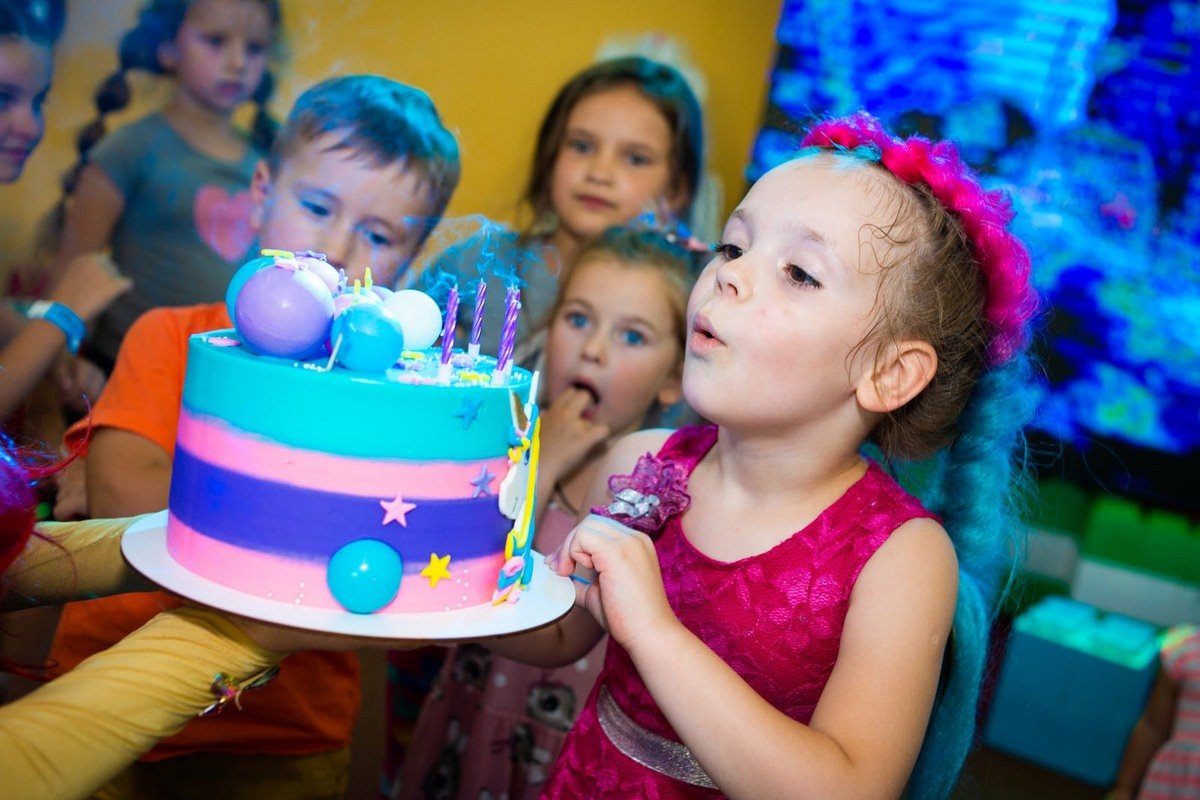 Самые крутые тортики для вашего праздника от Dkids: сказка со вкусом шоколада, вишни, банана и клубники 3