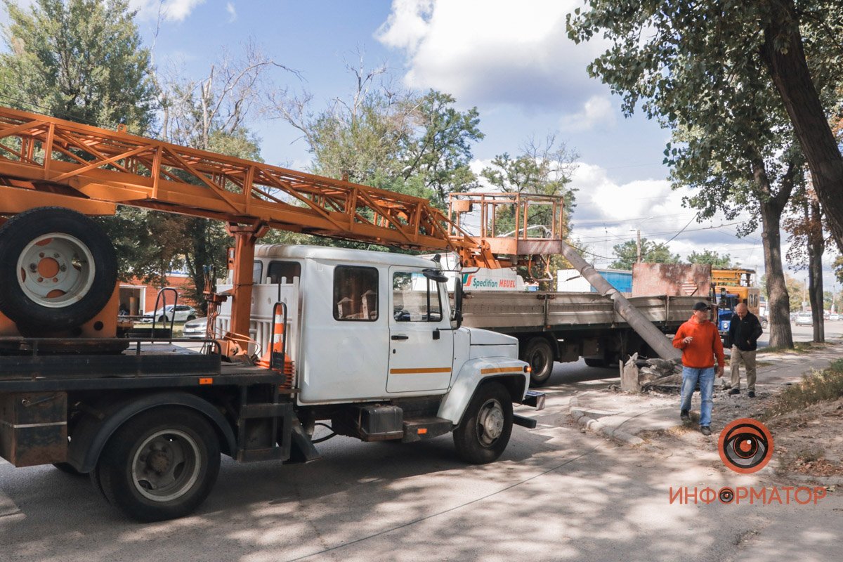 Предварительно, водитель зацепил столб, когда поворачивал Предварительно, водитель зацепил столб, когда поворачивал