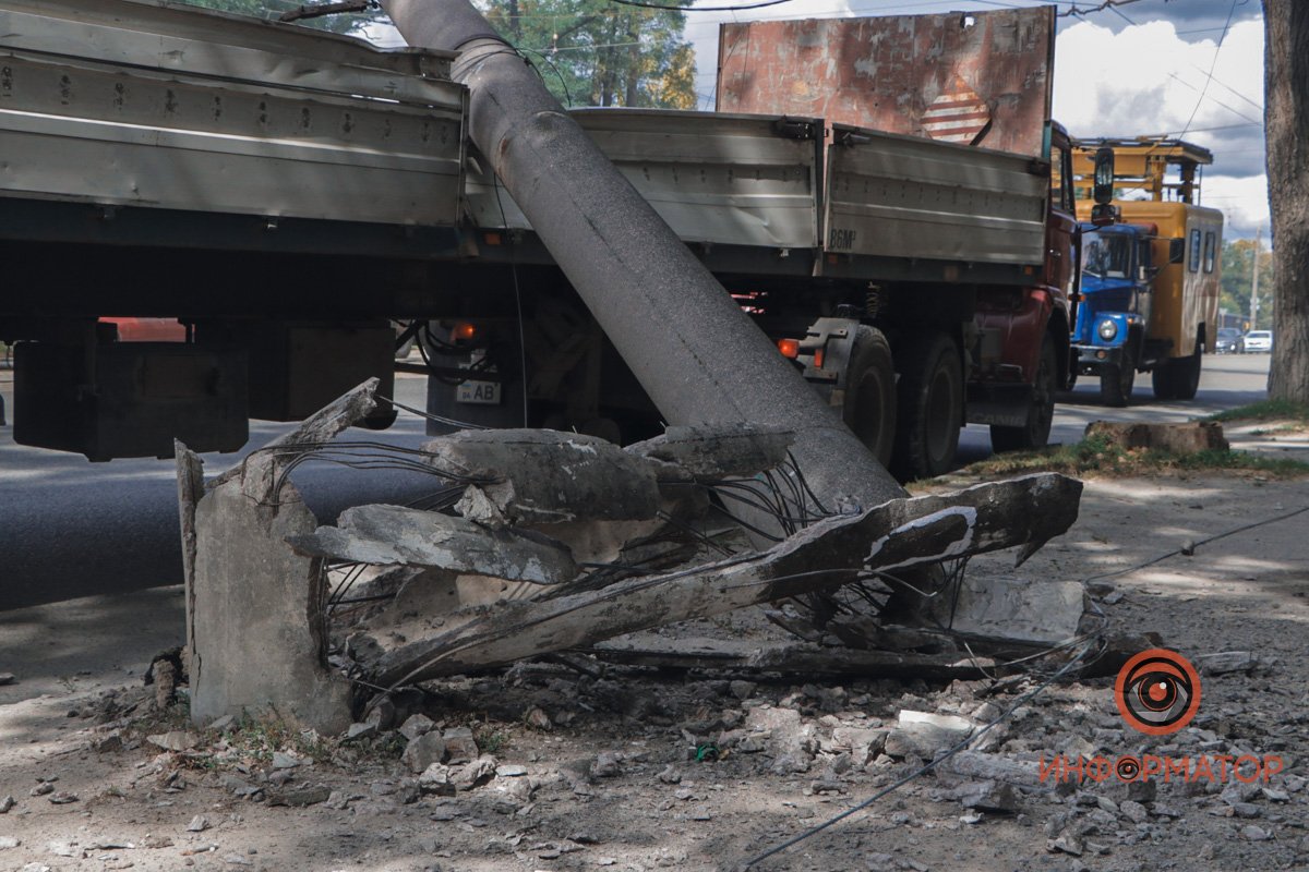 Электроопора рухнула на прицеп грузовика Электроопора рухнула на прицеп грузовика