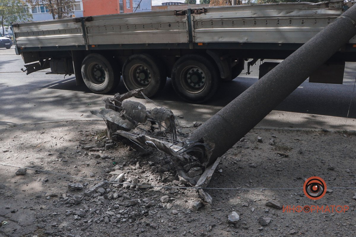 Столб вырвало "с корнем" Столб вырвало "с корнем"