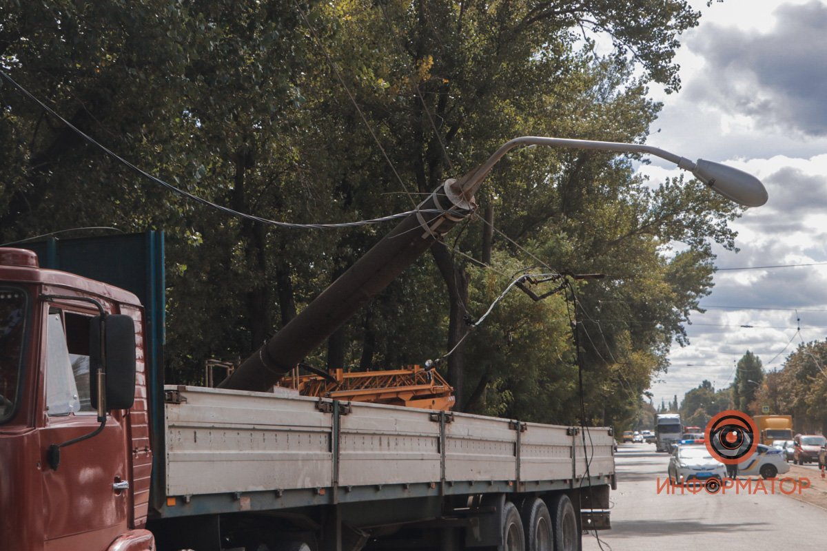 Столб повис на проводах, питающих контактную сеть электротранспорта Столб повис на проводах, питающих контактную сеть электротранспорта