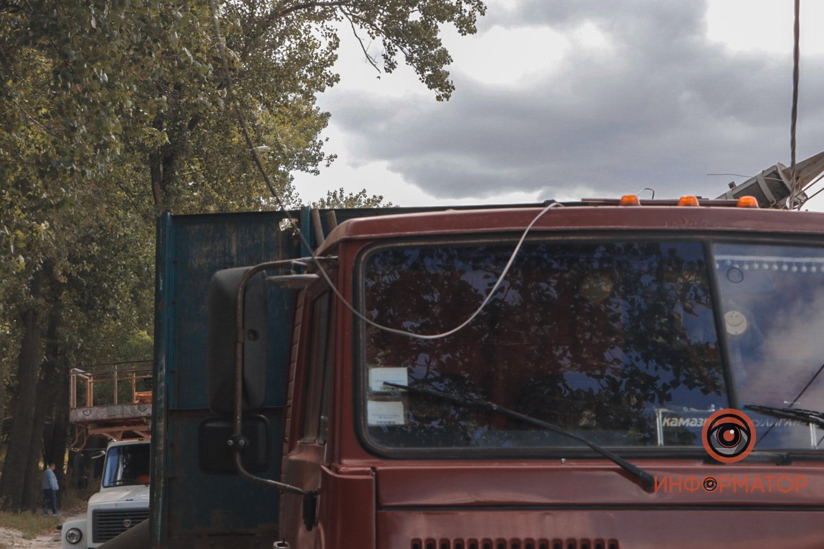 На место направили автокран, чтобы поднять столб На место направили автокран, чтобы поднять столб