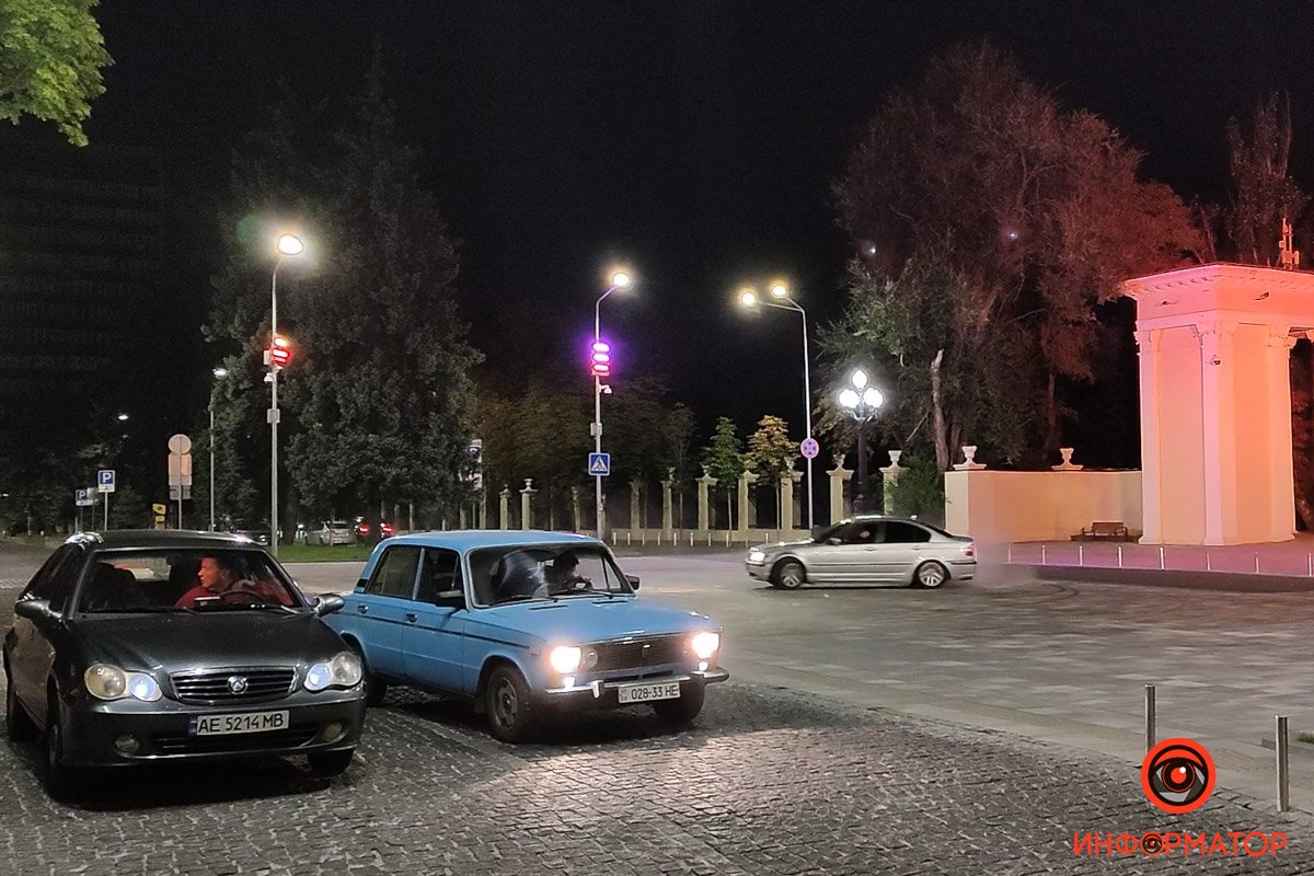 Водители ВАЗ и BMW устроили дрифт на площади Шевченко Водители ВАЗ и BMW устроили дрифт на площади Шевченко