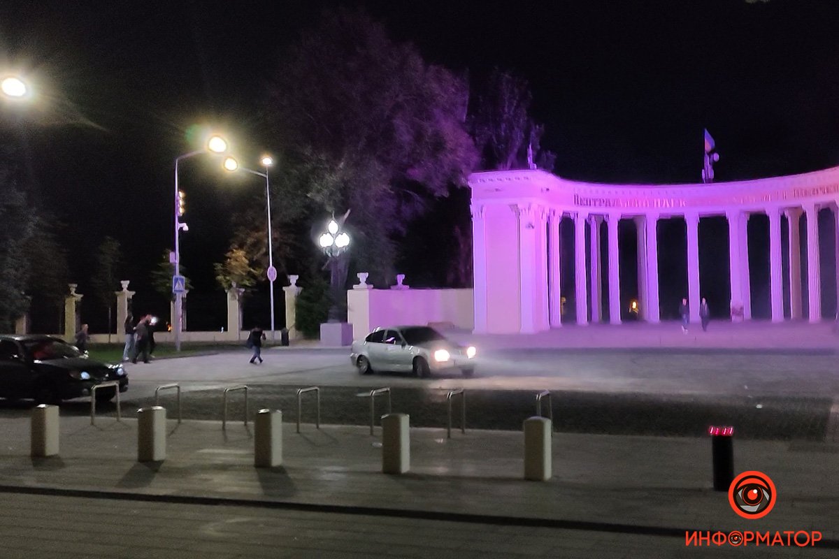 На брусчатке на площади остались следы резины На брусчатке на площади остались следы резины