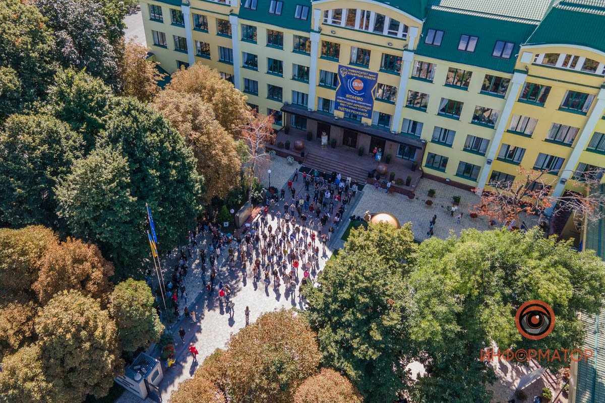 В Днепре студенты университета Нобеля поддержали флешмоб Президента "Здорова Україна-30"