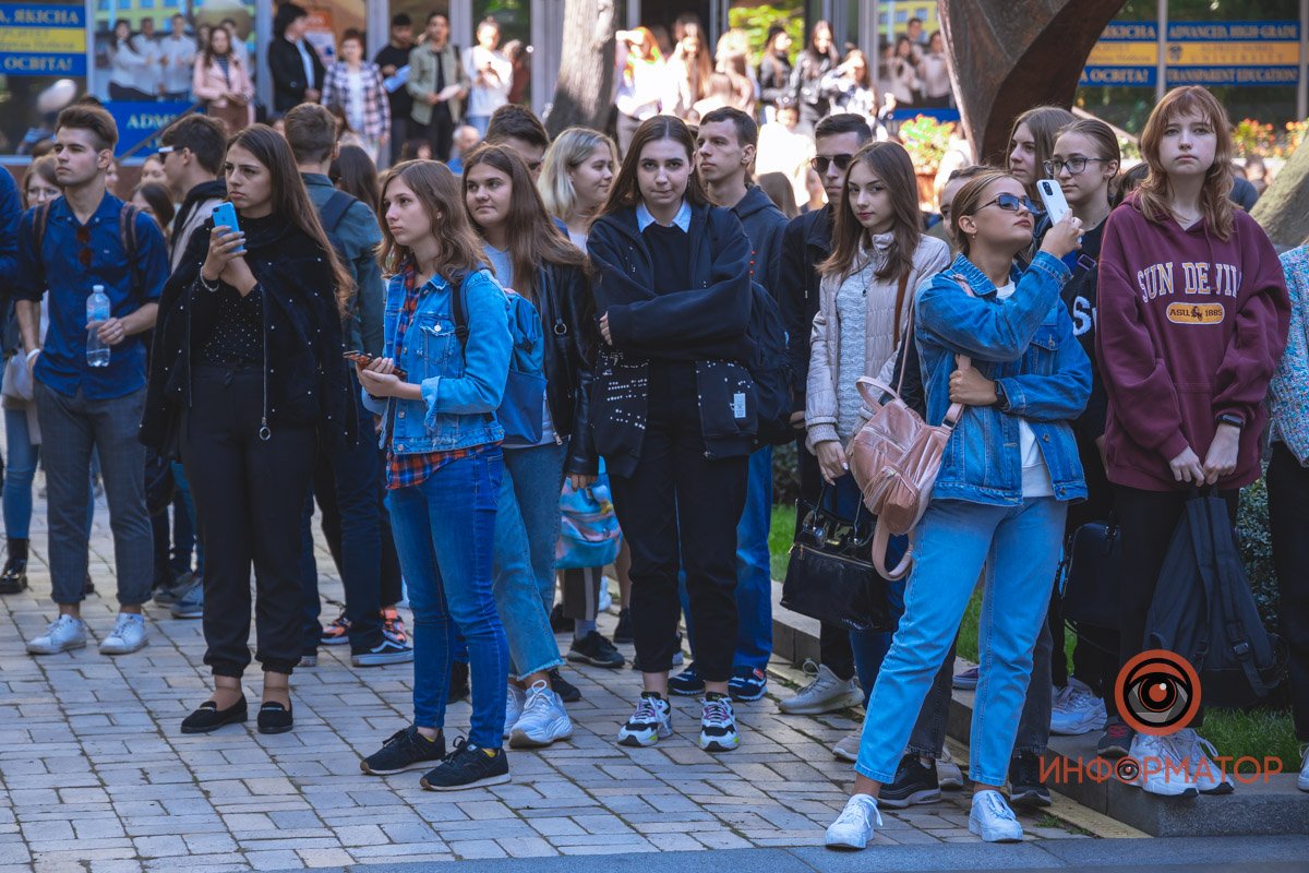 Студенты собрались во дворе