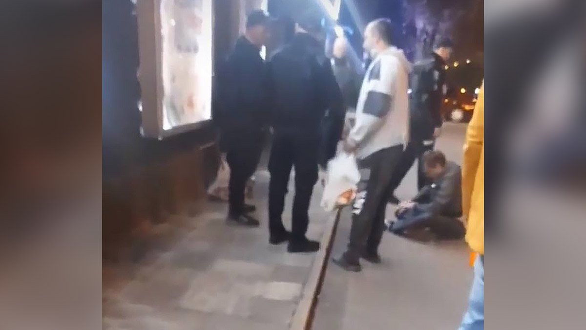 В Днепре на Тверской неизвестный выстрелил в мужчину, который не хотел надевать маску в супермаркете