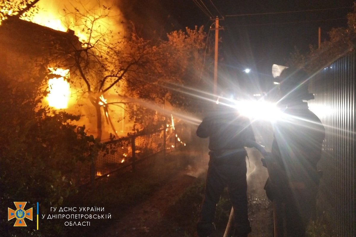 В Новомосковске практически полностью сгорел дом В Новомосковске практически полностью сгорел дом