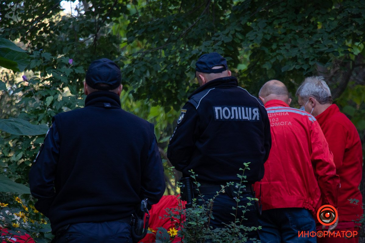 На место приехала полиция, следственно-оперативная группа и три экипажа скорой помощи