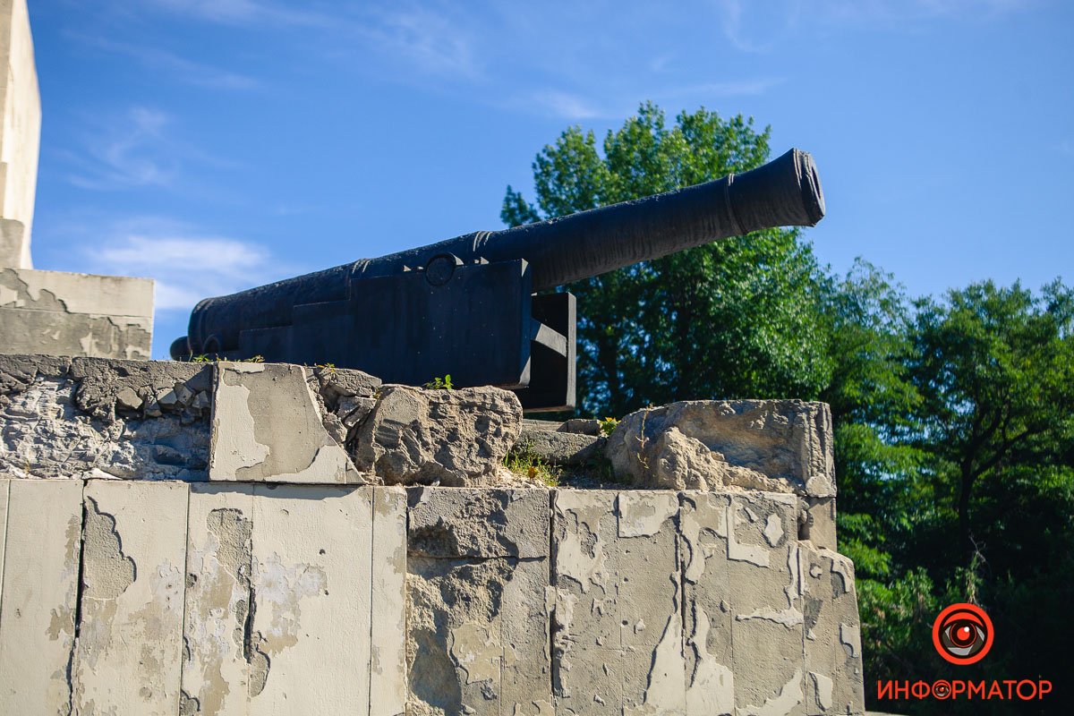 Обрушается