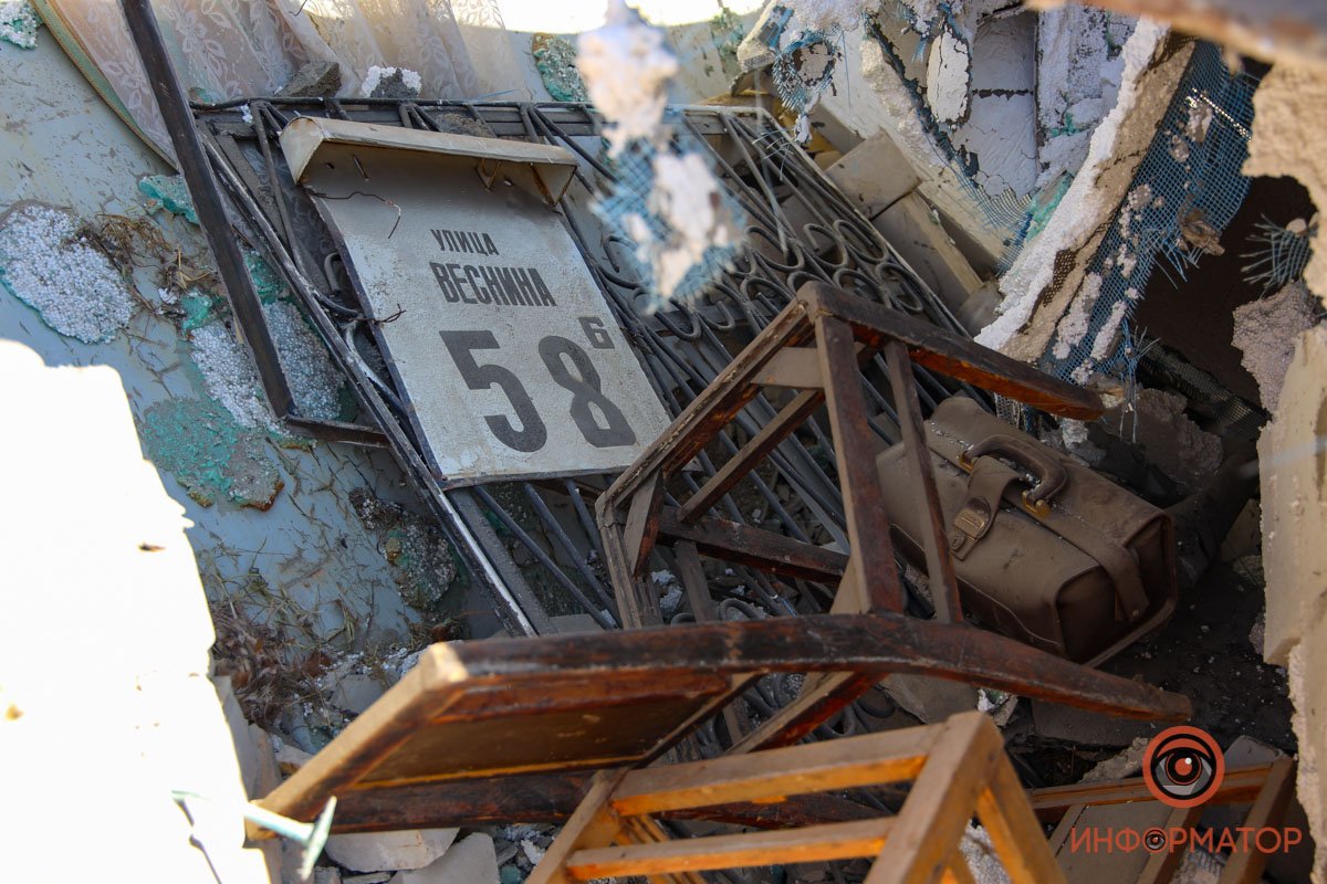 Вещи со второго этажа вывались во двор Вещи со второго этажа вывались во двор