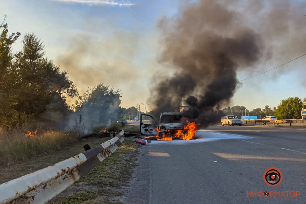 Горевший Renault: вид спереди Горевший Renault: вид спереди