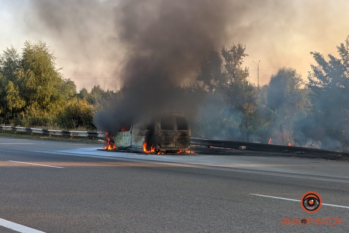 Горевший Renault: вид сзади Горевший Renault: вид сзади