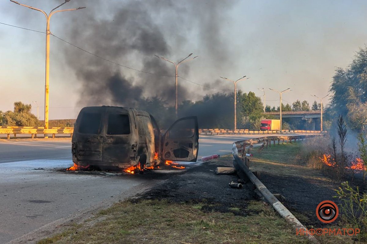 Водитель пытался тушить машину подручными средствами Водитель пытался тушить машину подручными средствами