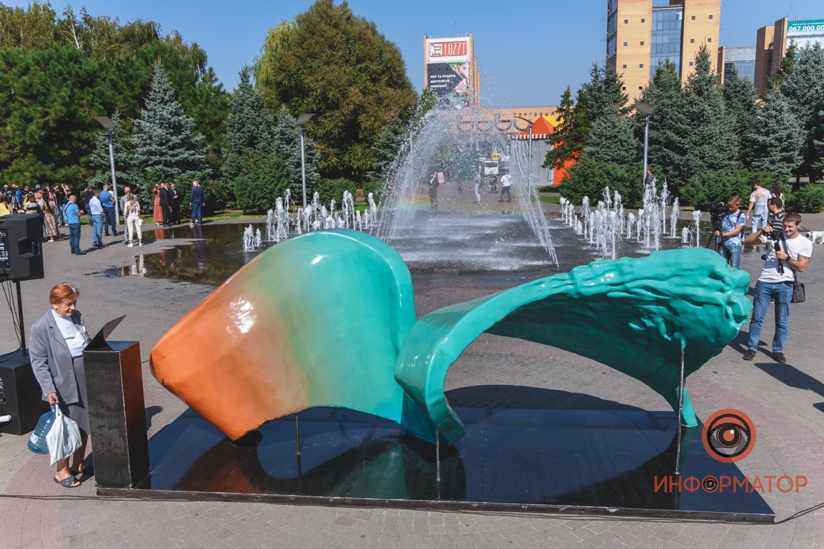 Скульптура находится напротив Вавилона Скульптура находится напротив Вавилона