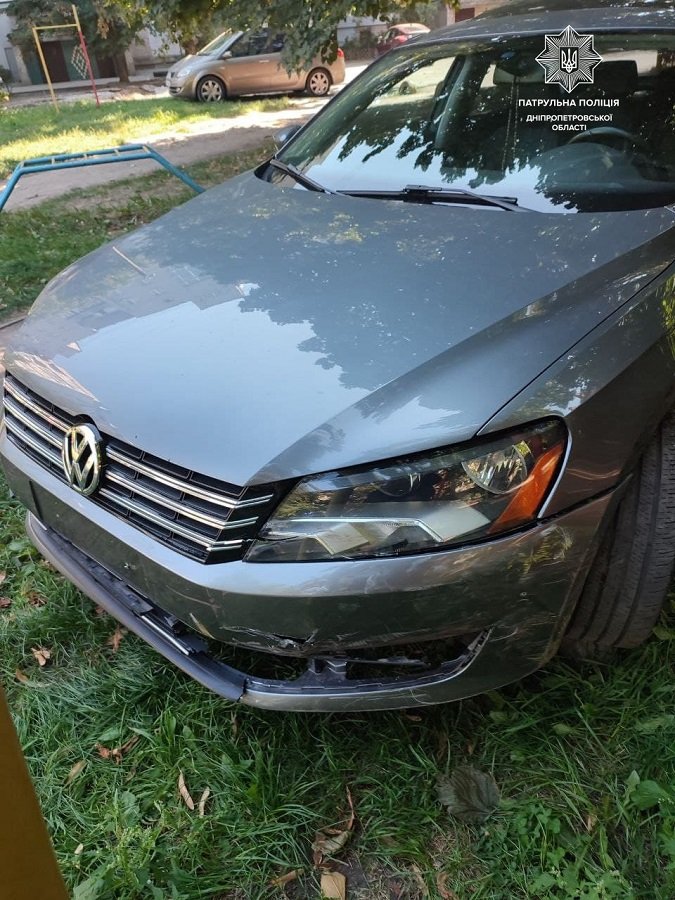 В Днепре пьяный мужчина на Volkswagen проехал по детской и тренажерной площадках 1