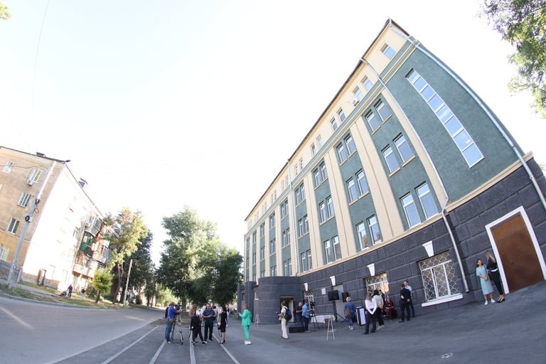 Борис Филатов вручил врачам Днепра ключи от новых квартир 1