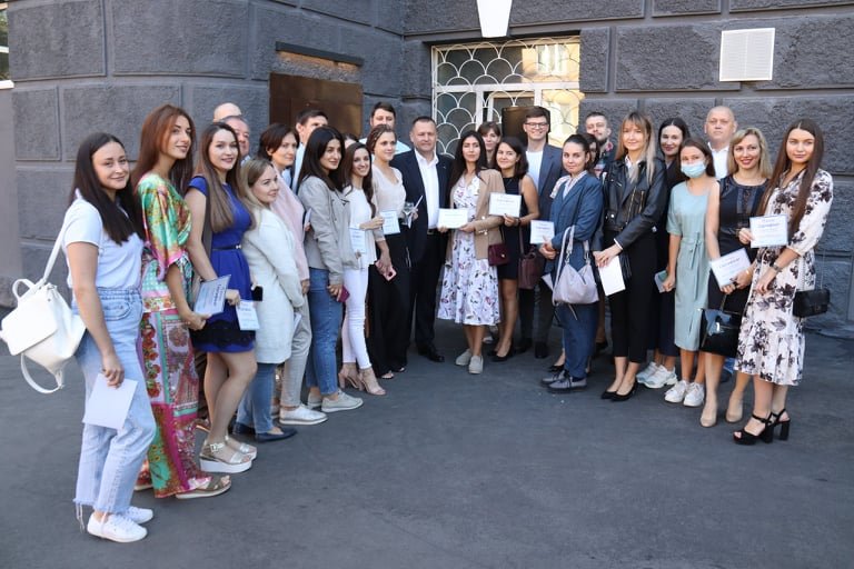 Борис Филатов вручил врачам Днепра ключи от новых квартир 5