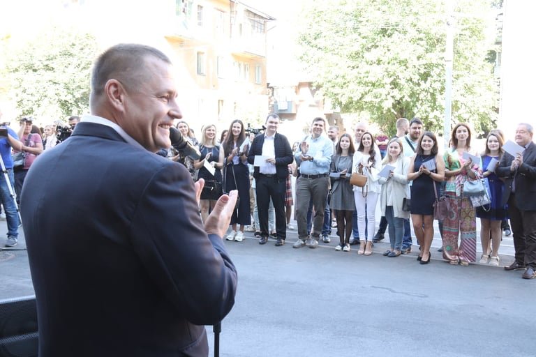 Борис Филатов вручил врачам Днепра ключи от новых квартир 8