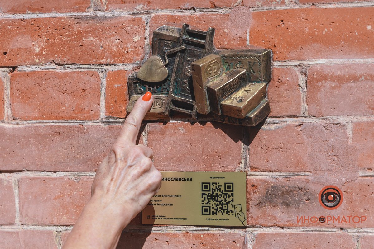 Мастерок и кирпичи