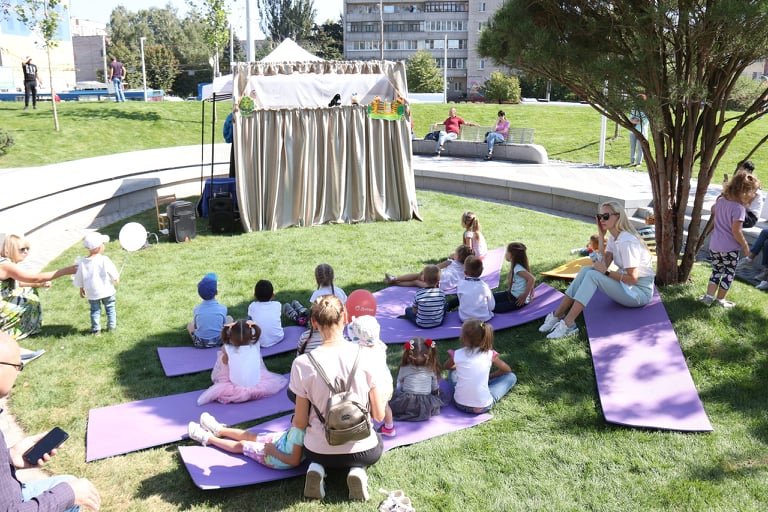 Семейный выходной: тысячи днепрян отмечают День города в новом сквере на Слобожанском проспекте 1