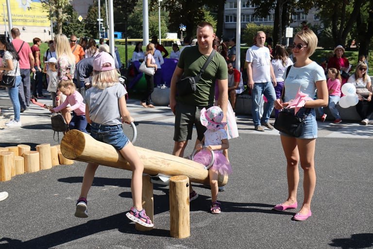 Семейный выходной: тысячи днепрян отмечают День города в новом сквере на Слобожанском проспекте 2