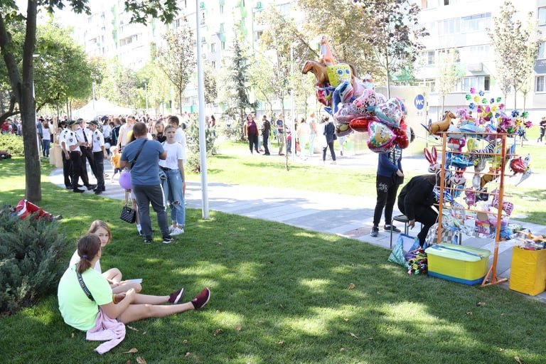 Семейный выходной: тысячи днепрян отмечают День города в новом сквере на Слобожанском проспекте 5