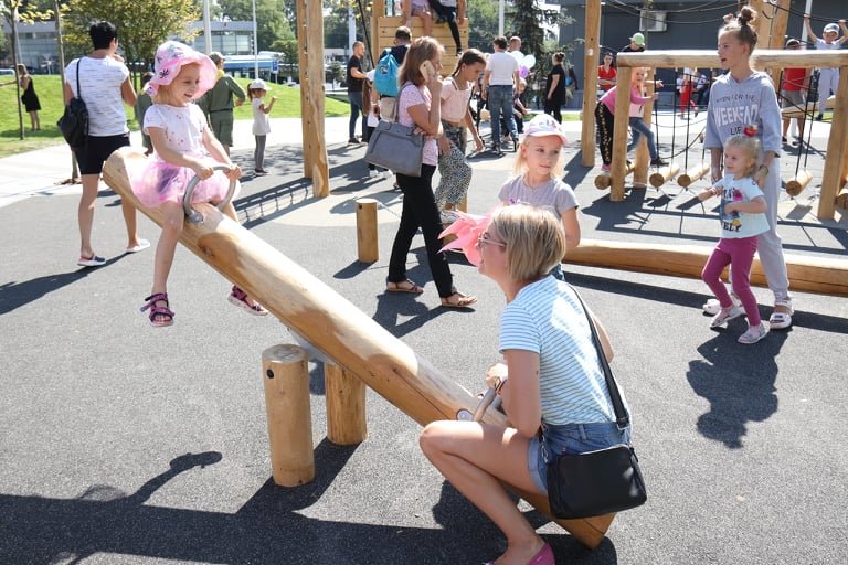 Семейный выходной: тысячи днепрян отмечают День города в новом сквере на Слобожанском проспекте 6