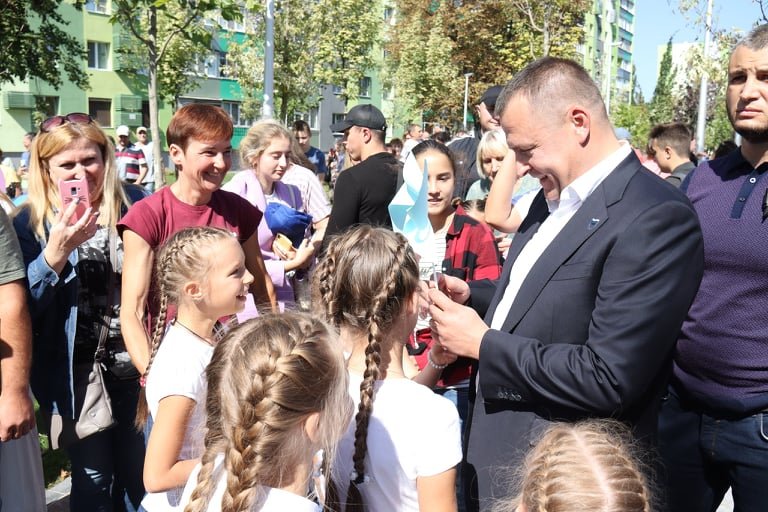 Семейный выходной: тысячи днепрян отмечают День города в новом сквере на Слобожанском проспекте 7