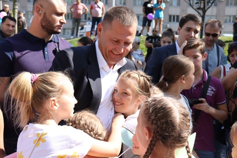 Семейный выходной: тысячи днепрян отмечают День города в новом сквере на Слобожанском проспекте 8