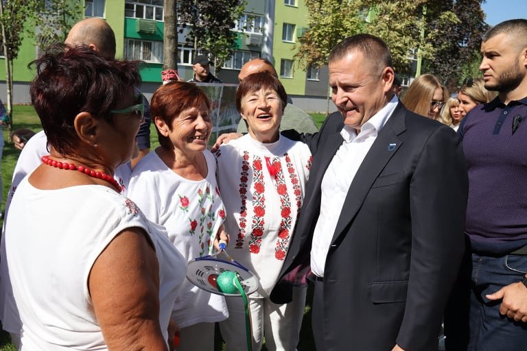 Семейный выходной: тысячи днепрян отмечают День города в новом сквере на Слобожанском проспекте 9