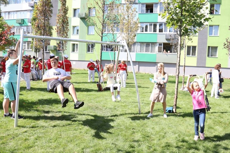 Семейный выходной: тысячи днепрян отмечают День города в новом сквере на Слобожанском проспекте 10
