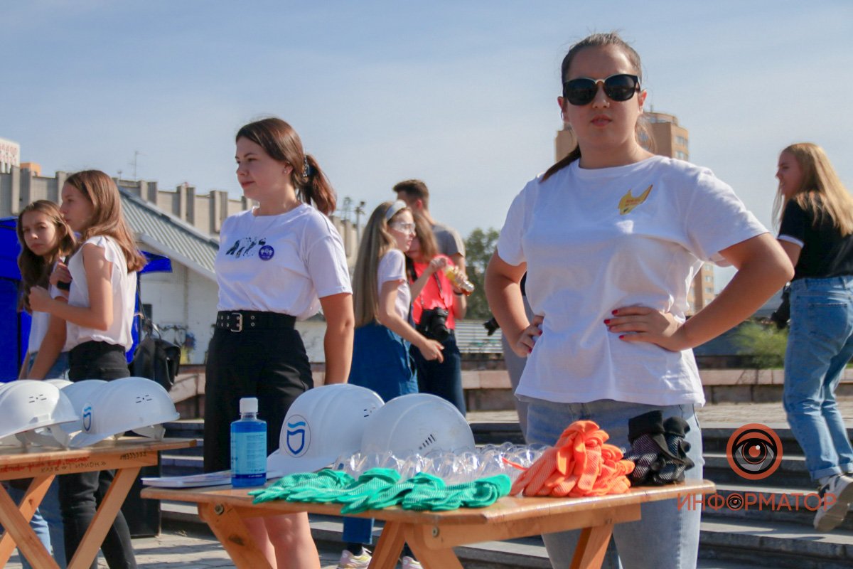 В Днепре возле цирка люди бьют тарелки: что происходит 2