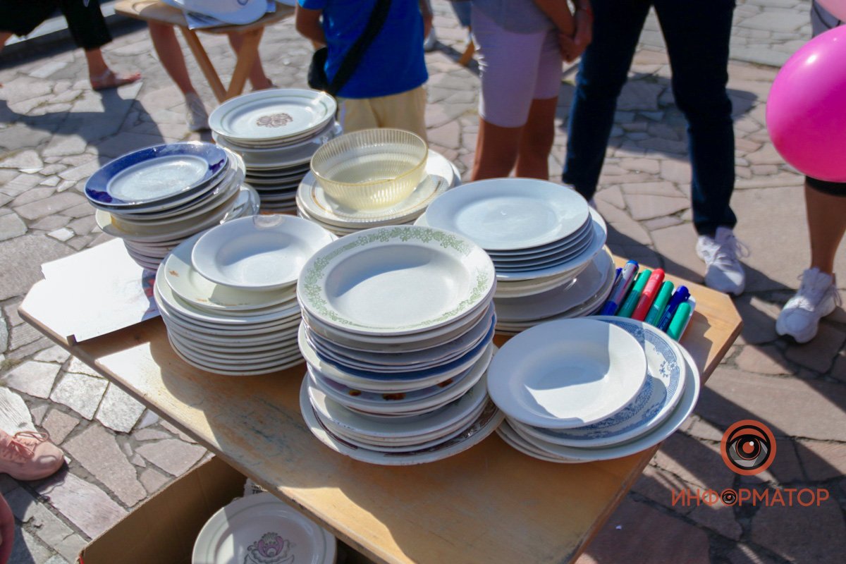 В Днепре возле цирка люди бьют тарелки: что происходит 3