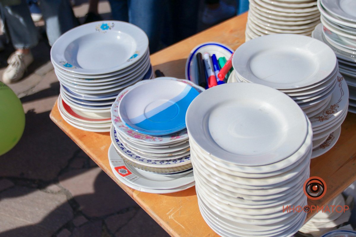 В Днепре возле цирка люди бьют тарелки: что происходит 4