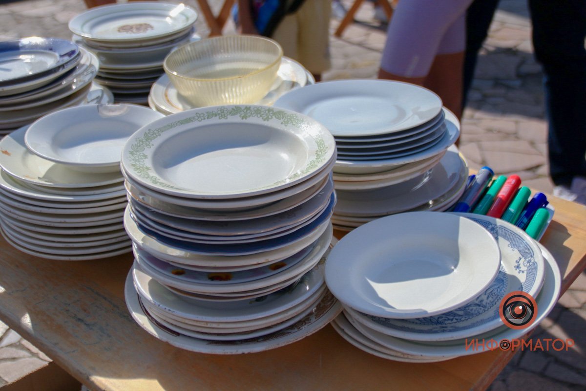 В Днепре возле цирка люди бьют тарелки: что происходит 5