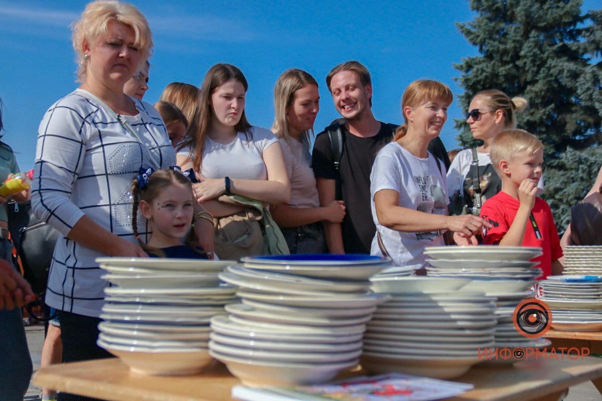 В Днепре возле цирка люди бьют тарелки: что происходит 6