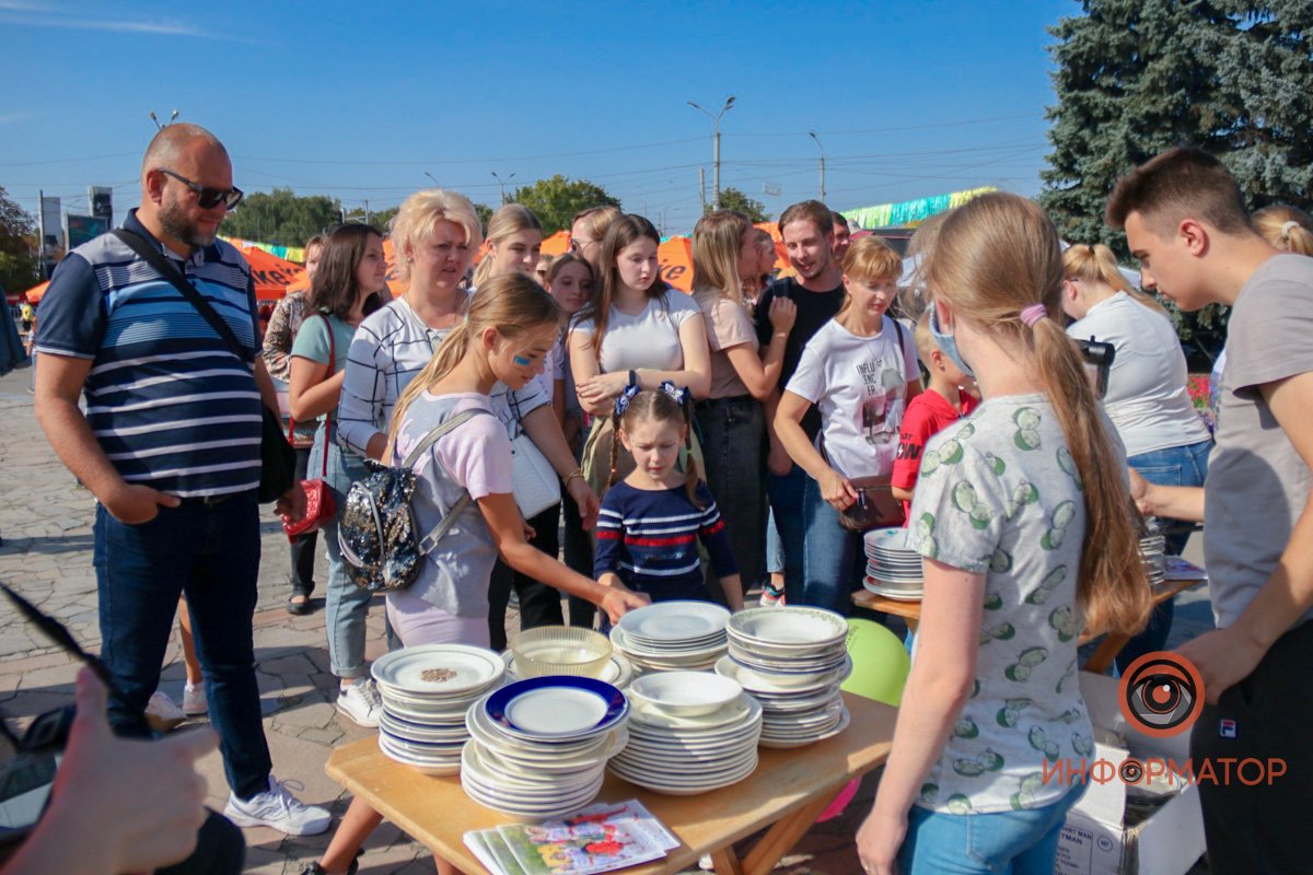 В Днепре возле цирка люди бьют тарелки: что происходит 7