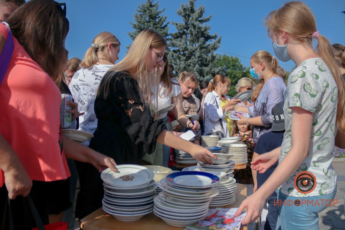 В Днепре возле цирка люди бьют тарелки: что происходит 10