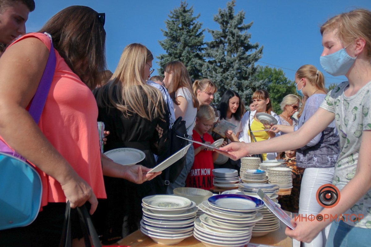 В Днепре возле цирка люди бьют тарелки: что происходит 11