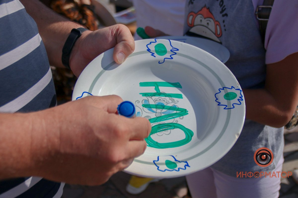 В Днепре возле цирка люди бьют тарелки: что происходит 13