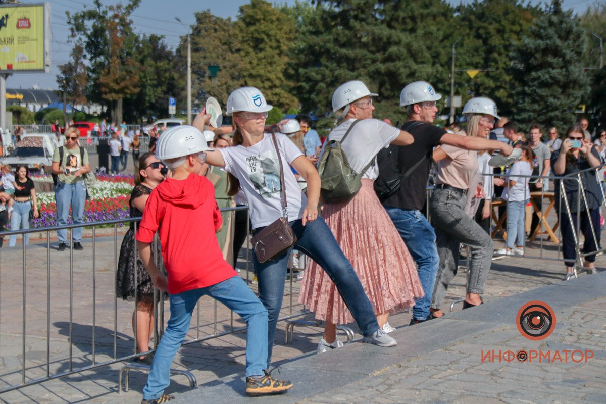 В Днепре возле цирка люди бьют тарелки: что происходит 15