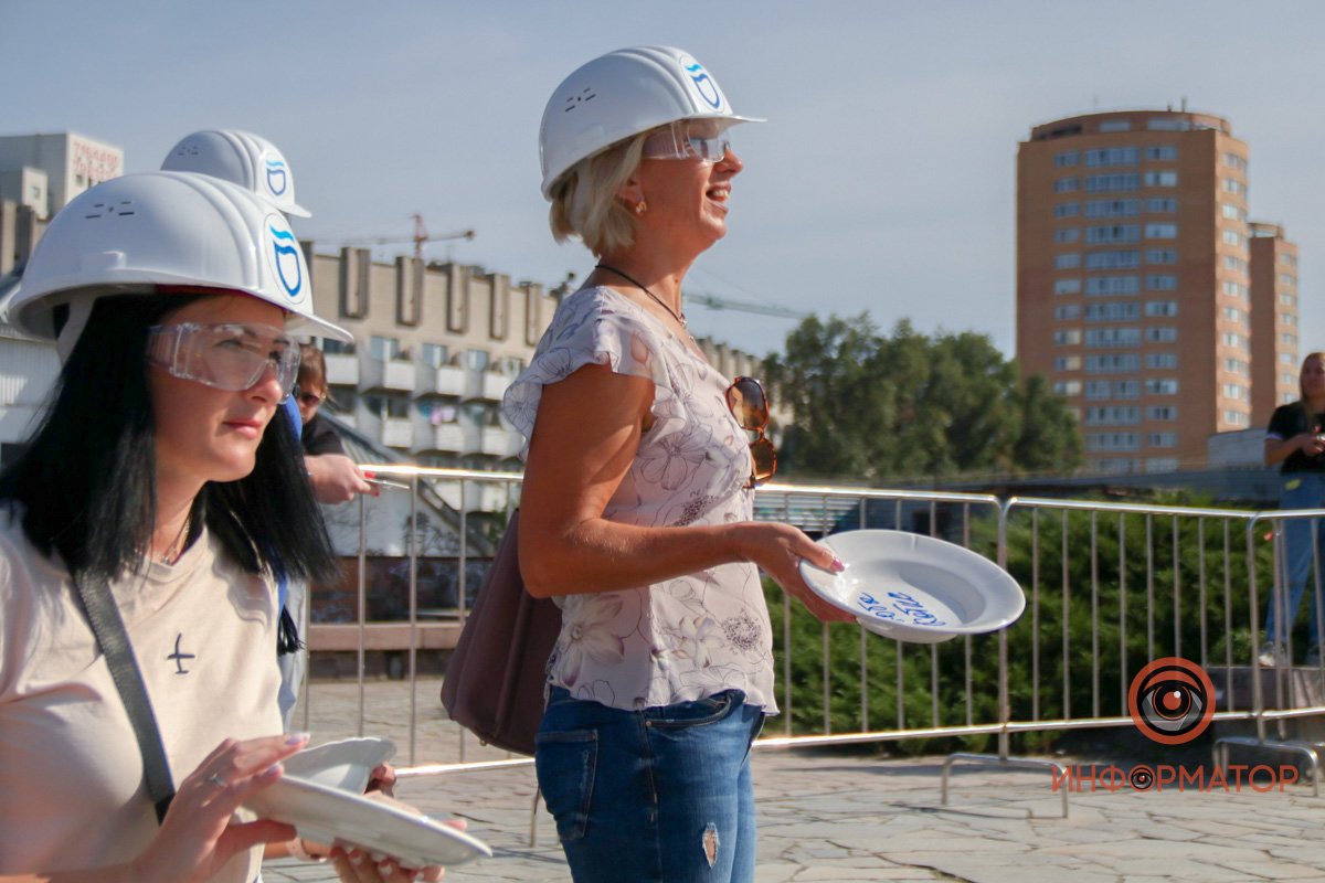 В Днепре возле цирка люди бьют тарелки: что происходит 16