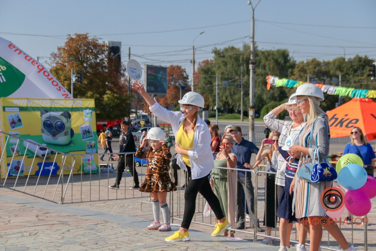 В Днепре возле цирка люди бьют тарелки: что происходит 18